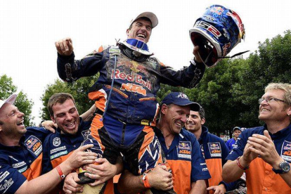 Marc Coma celebra con su equipo (KTM) su victoria en el Dakar 2015, la quinta del piloto catalán, a la llegada a Buenos Aires.