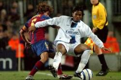 Carles Puyol pelea por el balón con el jugador marfileño del Chelsea Drogba