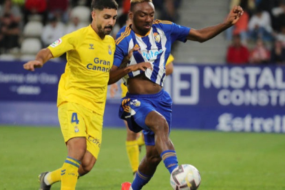 Kelechi disputa una pelota a Álex Suárez en el Deportiva-Las Palmas. L. DE LA MATA