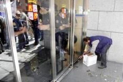 Un agricultor suelta topillos a las puertas de la Consejería de Agricultura en una imagen de archivo