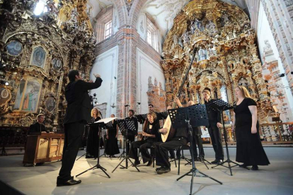 El conjunto español La Grande Chapelle, durante uno de sus recitales. Abajo, el maestro Jordi Savall. CHRISTA COWRIE/ DAVID IGNASZWESKI