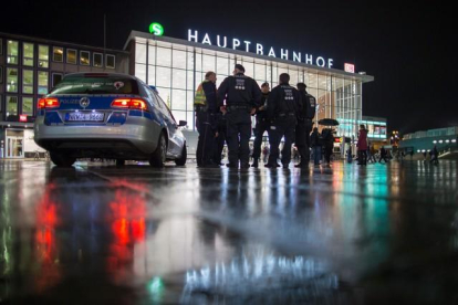 Oficiales de la policía patrullan en la estación principal de Colonia, en Alemania, la noche del 6 de enero.