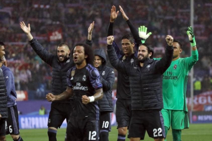 Los jugadores del Madrid celebran la clasificación para la final de la Champions.
