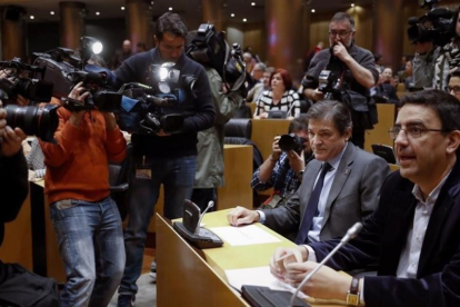 El presidente y el portavoz de la gestora del PSOE, Javier Fernández y Mario Jiménez, en el Congreso, este lunes.