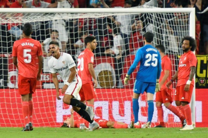 El delantero portugués del Sevilla André Silvacelebra tras marcar el segundo gol ante el Real Madrid.