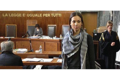Karima el Mahroug, después de testificar por primera vez en el juicio contra personas del entorno de Berlusconi, este viernes en Milán.