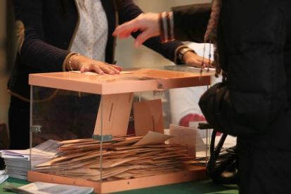 Una urna con papeletas durante unas elecciones