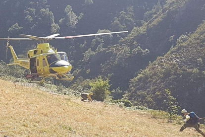 Helicóptero contra el fuego en un incendio en Barjas en 2017. DL