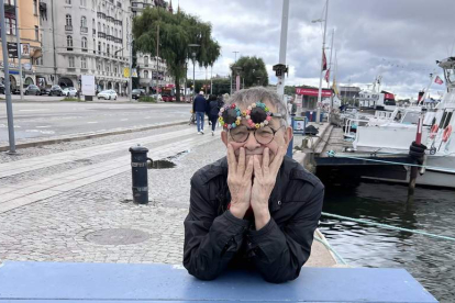El dramaturgo Fernando Arrabal posa en el puerto de Estocolmo durante una reciente visita a Suecia