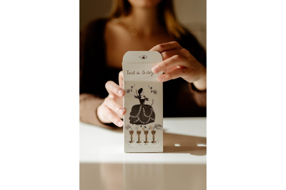 La popular marca de cartas Heraclio Fournier ha venido más de 15.000 barajas del Tarot de Santos por todo el mundo. CORTESÍA DE CARLOTA SANTOS