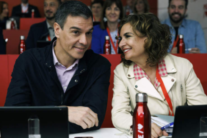 El presidente del Gobierno Pedro Sánchez escucha atento a la ministra de Hacienda, María Jesús Montero. SERGIO PEREZ