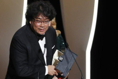 Bong Joon-ho recibe la Palma de Oro de Cannes.