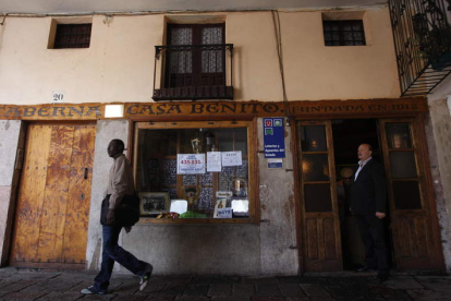 La inconfundible entrada de Casa Benito, el bar más antiguo de la ciudad, en un rincón de la Plaza Mayor leonesa