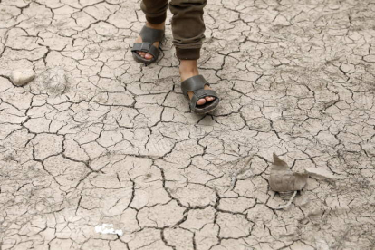 Un niño camina sobre un depósito de agua en Yemen. YAHYA ARHAB