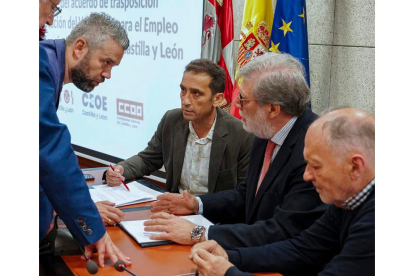 Los representantes de UGT, CC OO y CEOE de Castilla y León, en la firma del pacto. NACHO GALLEGO