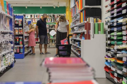 Las familias compran todo el material necesario para el curso académico. ANA ESCOBAR