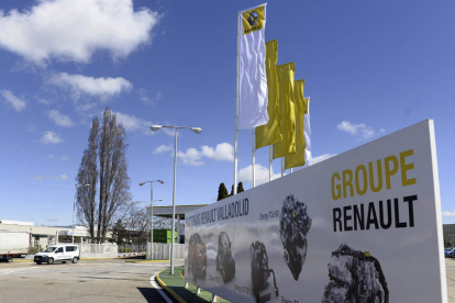 Acceso a la factoría de Renault en Valladolid. NACHO GALLEGO