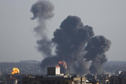 Bombardeos israelíes sobre la ciudad de Gaza este sábado 4 de mayo.