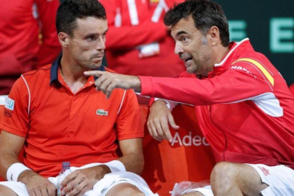 Bruguera conversa con Bautista, durante su partido de Copa Davis en Lille.