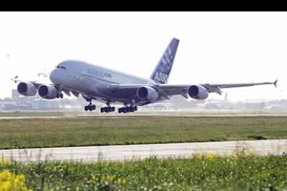 Fruto de más de quince años de trabajo, el super-jumbo despegó a las 10.29 de la pista 32 del aeropuerto de Toulouse-Blagnac