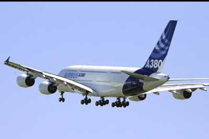 El A380 tiene dos pisos, una envergadura de casi 80 metros y una longitud de 73 metros, y capacidad para transportar a entre 480 y 800 pasajeros.