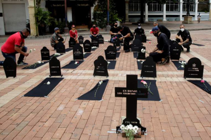 Comerciantes del centro histórico de Cartagena realizan un entierro simbólico. RICARDO MALDONADO