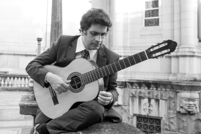 Carlos Bica y su guitarra clásica. DL