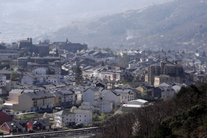 Imagen de archivo con una vista general de Villafranca del Bierzo, entre la iglesia de San Francisco y la Colegiata. ANA F. BARREDO