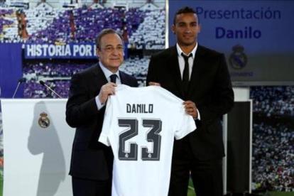 Florentino Pérez entrega la camiseta a Danilo en el acto de presentación del jugador.