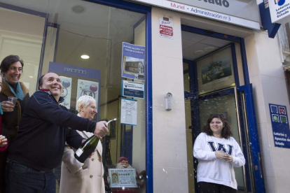 El propietario de la administración número 3 de Arévalo, celebrando uno de los cuartos premios.