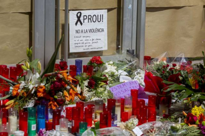 Velas y flores en el instituto Joan Fuster de Barcelona, el día después de la tragedia.