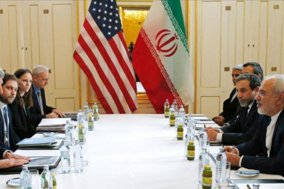 La delegación de EEUU, presidida por el secretario de Estado, John Kerry, con la delegación iraní liderada por su homólogo Javad Zarif, el 16 de enero del 2016.