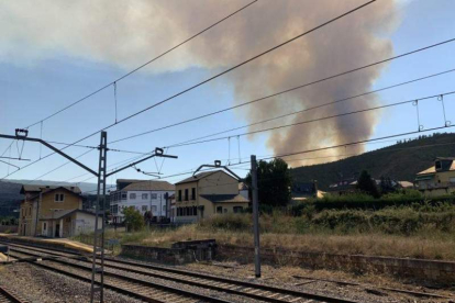 El humo, visto desde la estación de Quereño, cerca de Puente. BRIF