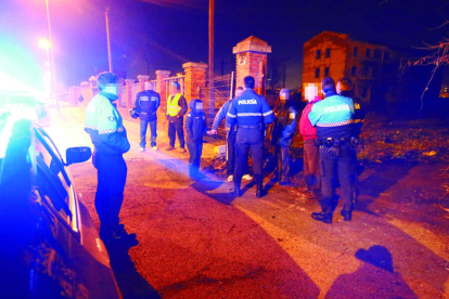 La Policía Local, en una intervención nocturna. RAMIRO