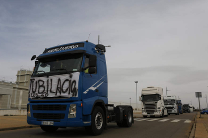 Camiones en protestas el pasado viernes en León. FERNANDO OTERO