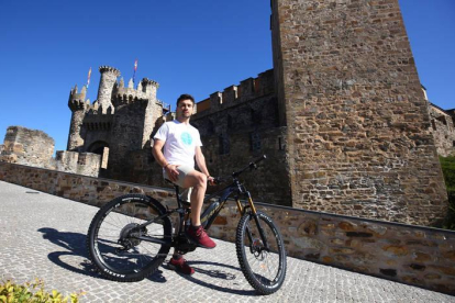 David Álvarez, fundador de Pedales Experiences, empresa que ofrece rutas en e-bikes por el Bierzo