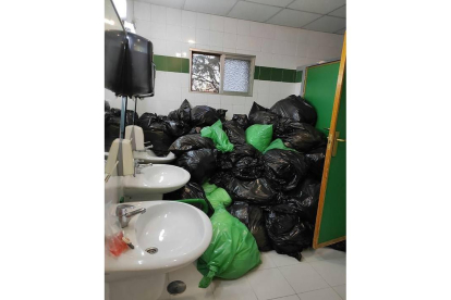 acumulación de más de 60 bolsas con residuos contaminados por coronavirus en un baño de la residencia pública