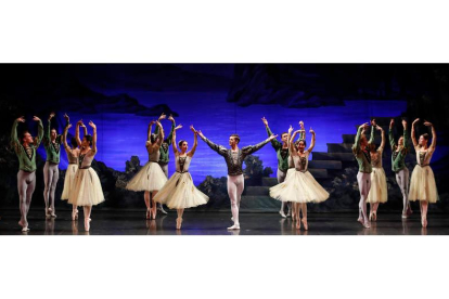 Escena del ballet ‘El Lago de los Cisnes’. JESÚS F. SALVADORES