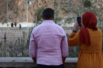 Familiares saludan a los argelinos en la zona de Bin Lajraf. MARÍA TRANSPADERNE