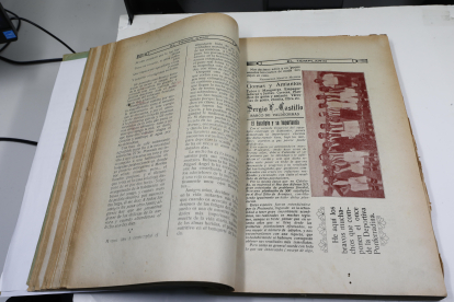 Ejemplar de 1929 del periódico 'El Templario' con una fotografía de la SD Ponferradina.
L. DE LA MATA