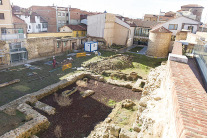 Fotos de las obras que están haciendo en los restos arqueológicos en la Casona Puerta Castillo. F. Otero Perandones.