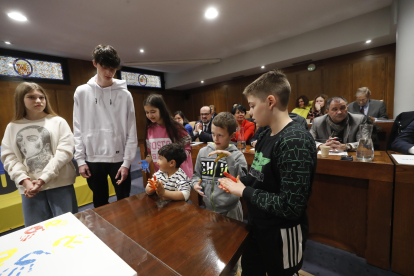 Participantes en el acto de solidaridad con el pueblo ucraniano organizado por el Ayuntamiento de Ponferrada. ANA F. BARREDO