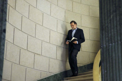 El Gobierno, con Rajoy a la cabeza, busca fórmulas para salvar las fiestas de las urnas. CHEMA MOYA