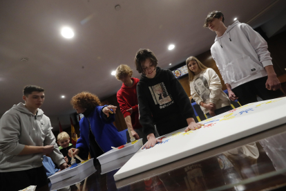 Participantes en el acto de solidaridad con el pueblo ucraniano organizado por el Ayuntamiento de Ponferrada. ANA F. BARREDO