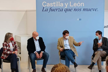 Alfonso Fernández Mañueco, ayer, en Miranda de Ebro con miembros de su equipo. ÓSCAR R. VENTANA