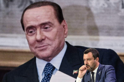 Salvini delante de un monitor con Berlusconi. RICCARDO ANTIMIANI