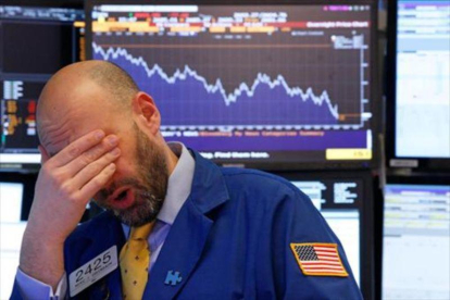 Un operador de la Bolsa de Nueva York reacciona ante el desplome de los índices en febrero.