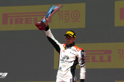 David Vidales con el trofeo que le acredita como ganador del Gran Premio de España en la Fórmula 3. FÓRMULA 3