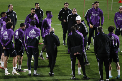 El técnico del Real Madrid, Carlo Ancelotti, dirige el entrenamiento de su equipo en Riad. CÁRDENAS
