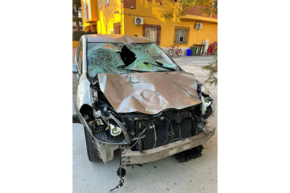 Imagen del automóvil que una patrulla de la Guardia Civil paró en la localidad de Seseña (Toleo, que circulaba con abolladuras y sin parachoques, al parecer implicado en el atropello). EFE